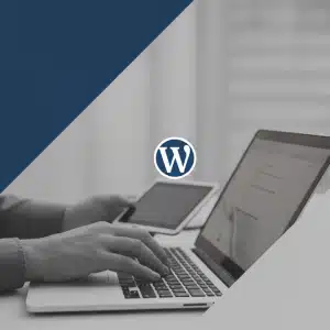 image avec en arrière-plan deux mains tapant sur le clavier d'un ordinateur et au premier plan le logo de WordPress